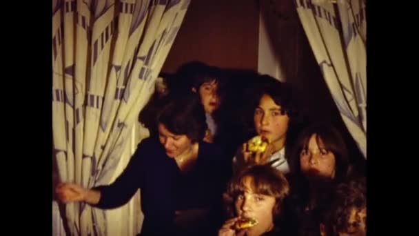 Milan Italy June 1975 Teenagers Dance Home Party Scene 70S — Vídeos de Stock
