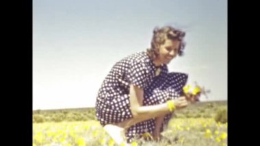 White Sands Ulusal Parkı, ABD Haziran 1947: Tatlı kız 40 'lı yıllardaki çayır sahnesinden çiçek topluyor