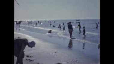 Brüksel, Belçika Haziran 1960: Plaj tatili 8mm hafıza sahneleri 60 'larda