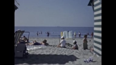 Brüksel, Belçika Haziran 1960: Plaj tatili 8mm hafıza sahneleri 60 'larda