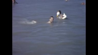 Brüksel, Belçika Haziran 1960: Plaj tatili 8mm hafıza sahneleri 60 'larda