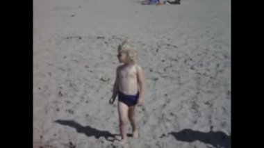 Brüksel, Belçika Haziran 1960: Plaj tatili 8mm hafıza sahneleri 60 'larda