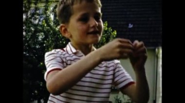 Brüksel, Belçika Haziran 1966: Çocuk 60 'ların sahnesinde şeker anıları yiyor