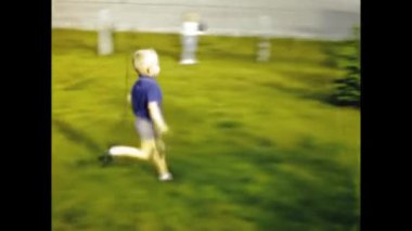 Brüksel, Belçika Haziran 1966: Çocuklar 60 'lı yıllarda bahçe anılarını canlandırıyorlar