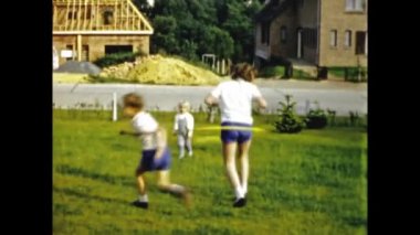 Brüksel, Belçika Haziran 1966: Çocuklar 60 'lı yıllarda bahçe anılarını canlandırıyorlar