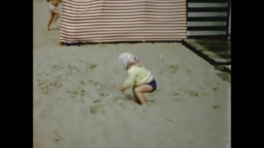 Brüksel, Belçika Haziran 1966: Plaj tatilindeki mutlu çocuklar 8mm hatıralar 60 'ların sahnesinde