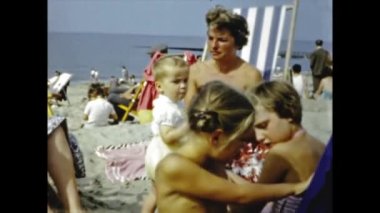 Brüksel, Belçika Haziran 1966: Plaj tatilindeki mutlu çocuklar 8mm hatıralar 60 'ların sahnesinde