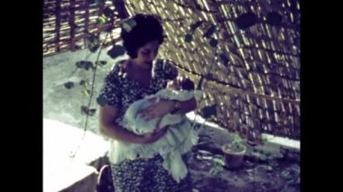 Rimini, İtalya Haziran 1958: Anne 60 'larda bebek sahnesi 8mm hatıraları tutuyor