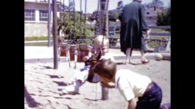 San Diego, ABD Haziran 1947: Çocuklar 40 'lı yılların parkında kaydırak ve salıncakta oynuyorlar