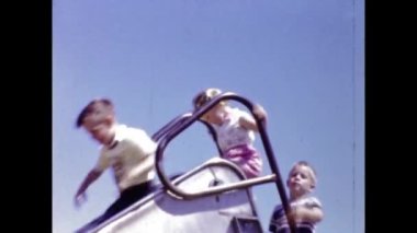 San Diego, ABD Haziran 1947: Çocuklar 40 'lı yılların parkında kaydırak ve salıncakta oynuyorlar