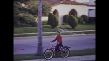 San Diego, Amerika Birleşik Devletleri Mayıs 1947: 40 'larda garaj yolunda bisikletli çocuklar