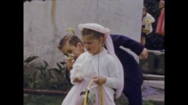 San Diego, ABD Mayıs 1947: Çocuklar 40 'lı yıllardaki paskalya yumurtası sepeti aile anıları