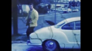 San Diego, ABD Mayıs 1947: Adam 40 'lı yıllarda spor arabasından indi