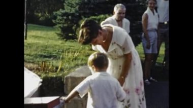 San Diego, ABD Mayıs 1947: 40 'larda bahçede aile barbekü sahnesi