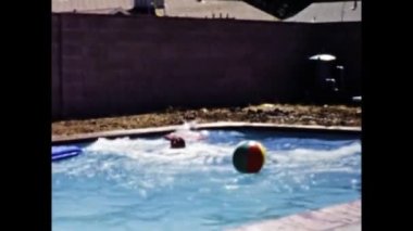 San Diego, ABD Haziran 1947: 40 'lı yıllarda havuzda Amerikan aile anıları