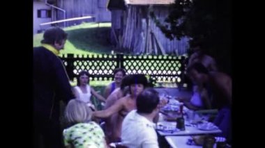 Berlin, Almanya Haziran 1976: 70 'lerde bahçede aile yemeği