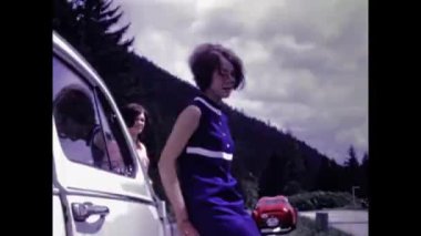 Berlin, Almanya Haziran 1976: 70 'lerde kadınlar otomobil sahnesini geziyor