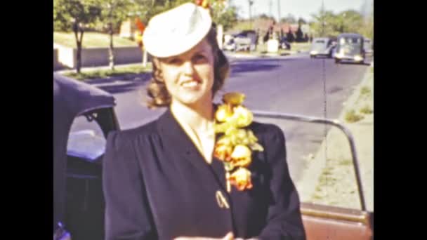 Albuquerque Ηνωμένες Πολιτείες Ιούνιος 1947 Χαριτωμένη Αμερικανίδα Γυναίκα Στην Πόλη — Αρχείο Βίντεο