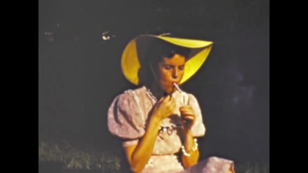 San Diego United States June 1947 Cute Woman Smoke Cigarette — Vídeo de Stock