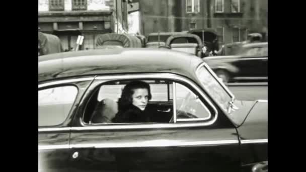 Сан Диего Сша Июнь 1947 Богатая Женщина Роскошном Автомобиле Сцене — стоковое видео