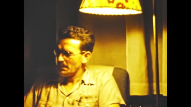 San Diego Abd Haziran 1947 Yıllarda Oturma Odasındaki Adam — Stok video