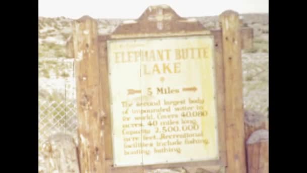 アメリカ合衆国アルバカーキ1947年6月 40代の象の尻湖標識 — ストック動画