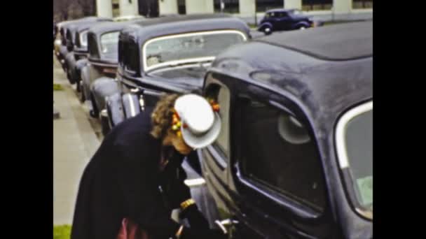 San Diego Ηνωμένες Πολιτείες Ιούνιος 1947 Πλούσια Αμερικανίδα Μπαίνει Στο — Αρχείο Βίντεο
