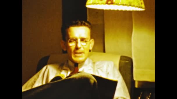 San Diego Usa Juni 1947 Amerikansk Man Läser Tidningen Vardagsrummet — Stockvideo