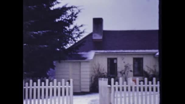 1947年 昭和22年 6月アメリカ合衆国サンディエゴ 40年代の雪のあるアメリカの家 — ストック動画