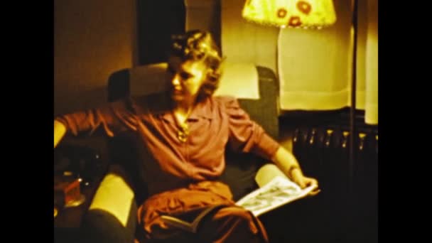San Diego Usa Juni 1947 Amerikansk Kvinna Läser Tidningen Vardagsrummet — Stockvideo