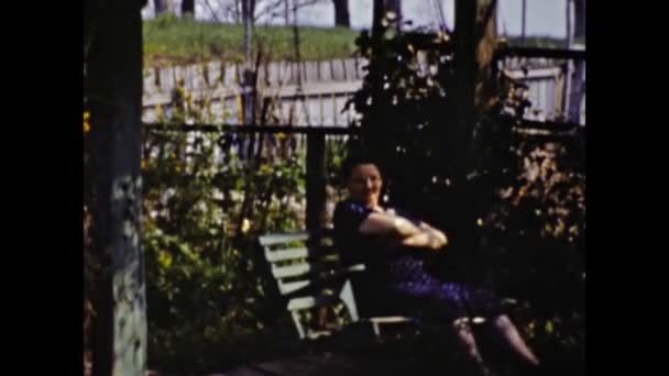 Сан Дієго Сша 1947 Американська Жінка Городі Гойдає Сцену — стокове відео