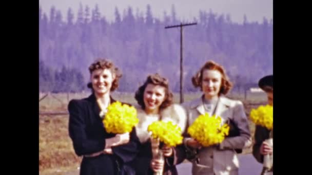 San Diego Usa 1947 Gruppe Kvinner Med Bukett Blomster Hendene – stockvideo