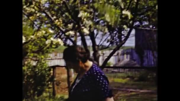 Сан Диего Сша Июнь 1947 Американская Крестьянка Работает Саду — стоковое видео