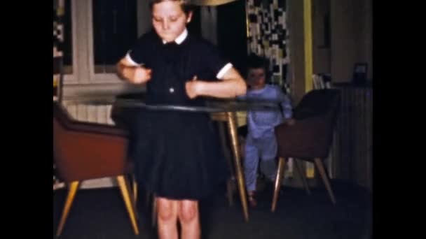 比利时布鲁塞尔 1960年6月 六十年代儿童呼啦圈场景 — 图库视频影像