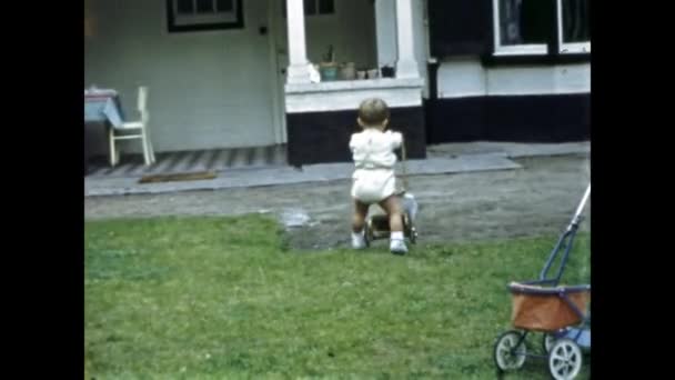 ブリュッセル ベルギー1960年6月8ミリ映画60年代の家族の思い出シーン — ストック動画