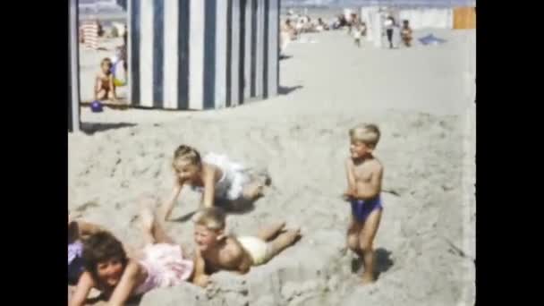 比利时布鲁塞尔 1960年6月 快乐的孩子们在海滩度假8毫米的记忆场景 — 图库视频影像