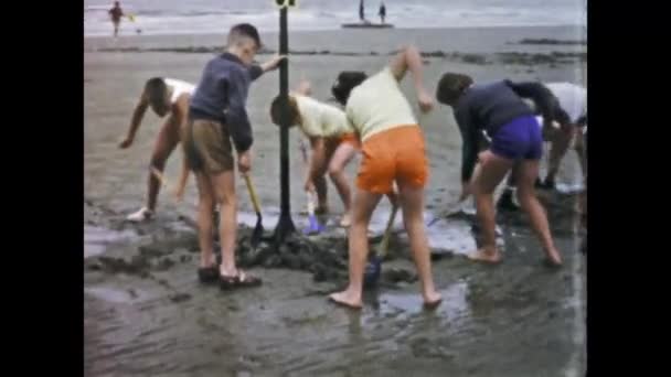 Bruxelas Bélgica Junho 1960 Jogos Grupo Praia Cena Dos Anos — Vídeo de Stock