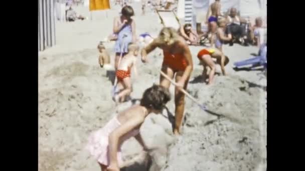 Bruxelas Bélgica Junho 1960 Crianças Felizes Férias Praia 8Mm Memórias — Vídeo de Stock