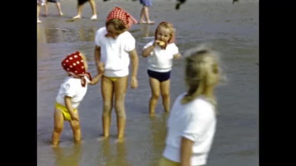 比利时布鲁塞尔 1966年6月 快乐的孩子们在海滩度假8毫米记忆中的60年代场景 — 图库视频影像