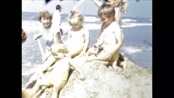 Брюссель Бельгія 1966 Щасливі Діти Пляжних Канікулах Спогадів Сцені — стокове відео