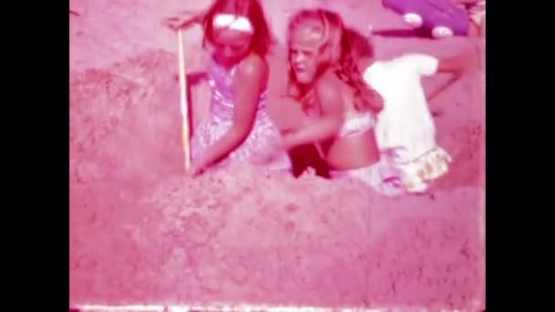 Брюссель Бельгия Июнь 1966 Года Счастливые Дети Пляжном Отдыхе — стоковое видео