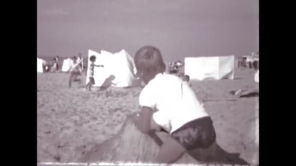Brussels Belgium June 1966 Happy Children Beach Vacation 8Mm Memories — Stock Video
