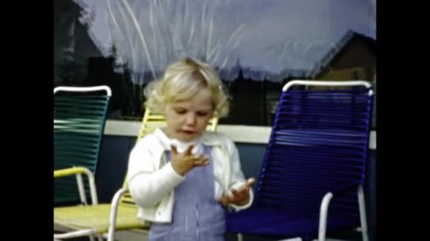 ブリュッセル ベルギー1966年6月 少女は60年代のシーンで彼女の手の記憶をなめる — ストック動画