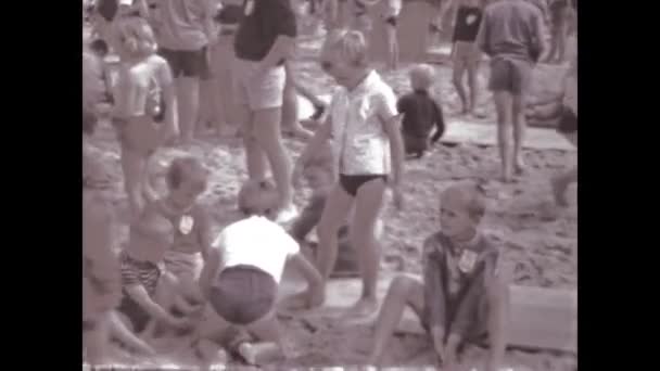 比利时布鲁塞尔 1966年6月 快乐的孩子们在海滩度假8毫米记忆中的60年代场景 — 图库视频影像