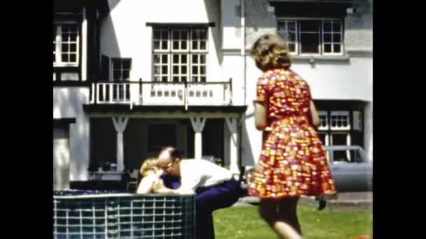 1966年 昭和41年 6月ベルギー ブリュッセル 60年代の庭遊び — ストック動画