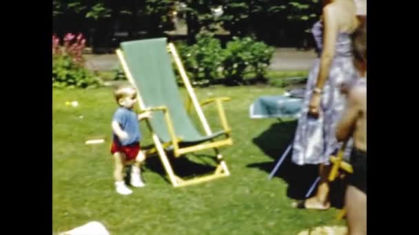 Bruxelas Bélgica Junho 1966 Crianças Brincam Memórias Jardim Cena Dos — Vídeo de Stock
