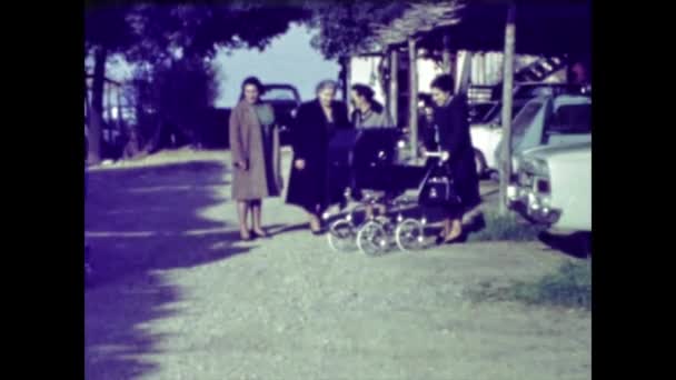 Rimini Italien Juni 1958 Frau Schiebt Kinderwagen Mit Baby Erinnerungen — Stockvideo