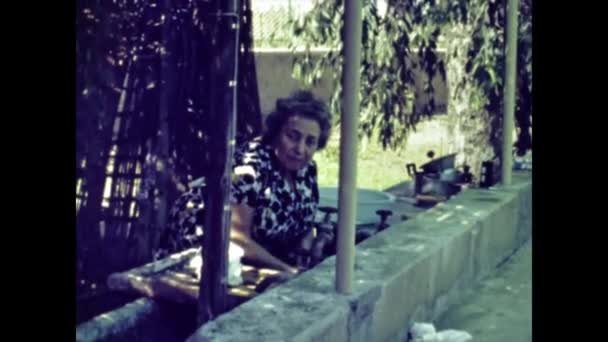 Ρίμινι Ιταλία Ιούνιος 1958 Γριά Πλένει Πιάτα Στη Σκηνή Του — Αρχείο Βίντεο