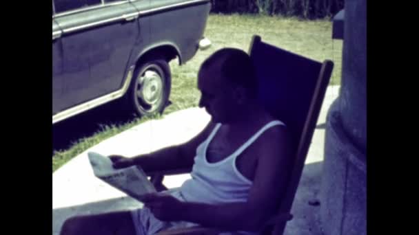 Rimini Italy June 1958 Old Man Read Newspaper Sitted Garden — 비디오