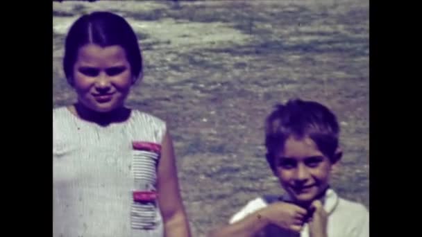 1958年6月 意大利里米尼 60年代儿童家庭记忆的8毫米夏景 — 图库视频影像